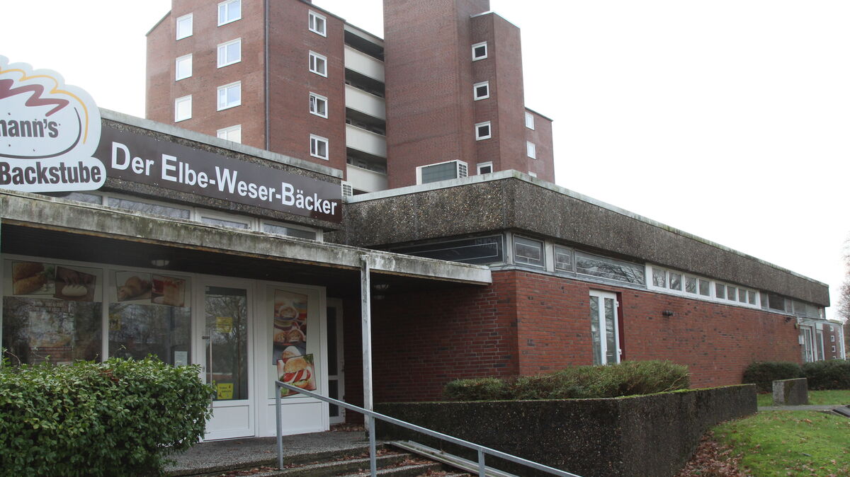 Die Gewerbeimmobilie und das Hochhaus im John-Brinckman-Weg gehören mit zu dem Wohnungsbestand, der an die Alpha Real Estate Group verkauft worden ist.