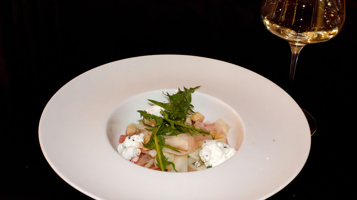 An der Bewertung von Essen und Restaurants scheiden sich die Geister. Nicht überall gefällt es jedem Besucher. Doch zumindest gibt es einen Überblick darüber, welche Lokale bei der Masse gut ankommen. Symbolfoto: Deutsches Weininstitut/dpa
