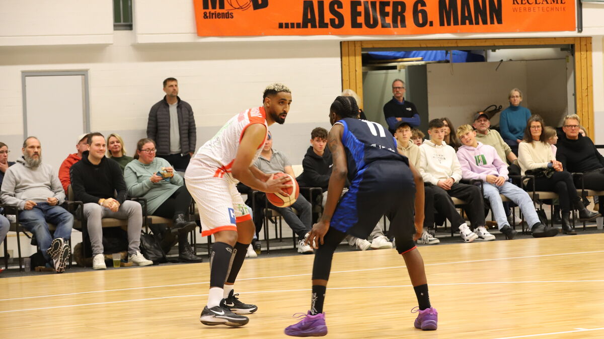 Das Duell zweier Leistungsträger entschied Soufiene Guebellaoui (Rot-Weiss Cuxhaven BasCats, links) gegen Levi Nathaniel Levine (Kaltenkirchen) deutlich für sich. Foto: Witthohn