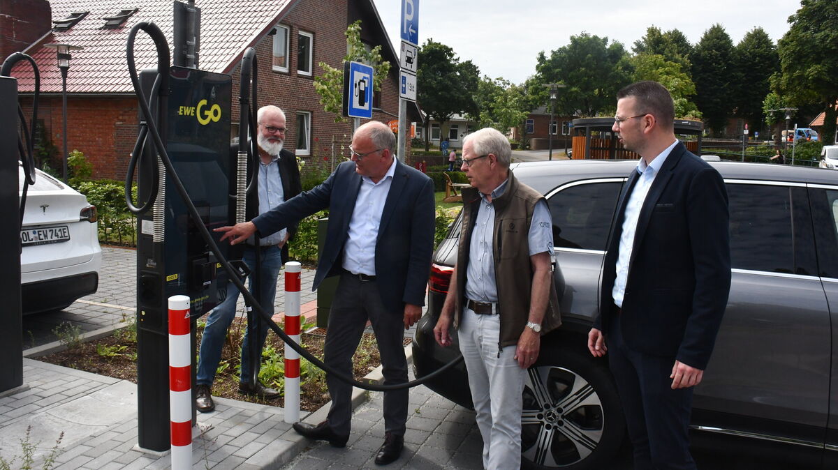 Hechthausens Bürgermeister Erwin Jark (2.v.r.) und Verwaltungschef Jan Tiedemann (2.v.l.) ließen sich am Montag durch Claas Marquardt (EWE-Netz, l.) und David Plaggenborg (EWE-Go) über die Erfahrungen mit und den Ausbau der Infrastruktur bei den öffentlichen E-Ladesäulen informieren. Foto: Schröder