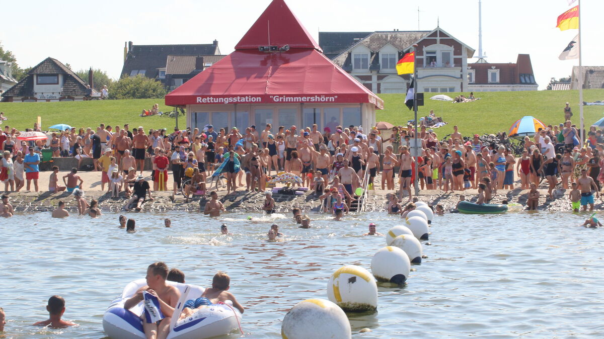 Ein buntes Programm voller Events für jedes Interesse – von Live-Musik über Märkte bis hin zu Outdoor-Aktivitäten. Hier: das 20. Buchthaischwimmen im Jahr der Corona-Pandemie. Foto: Potschka