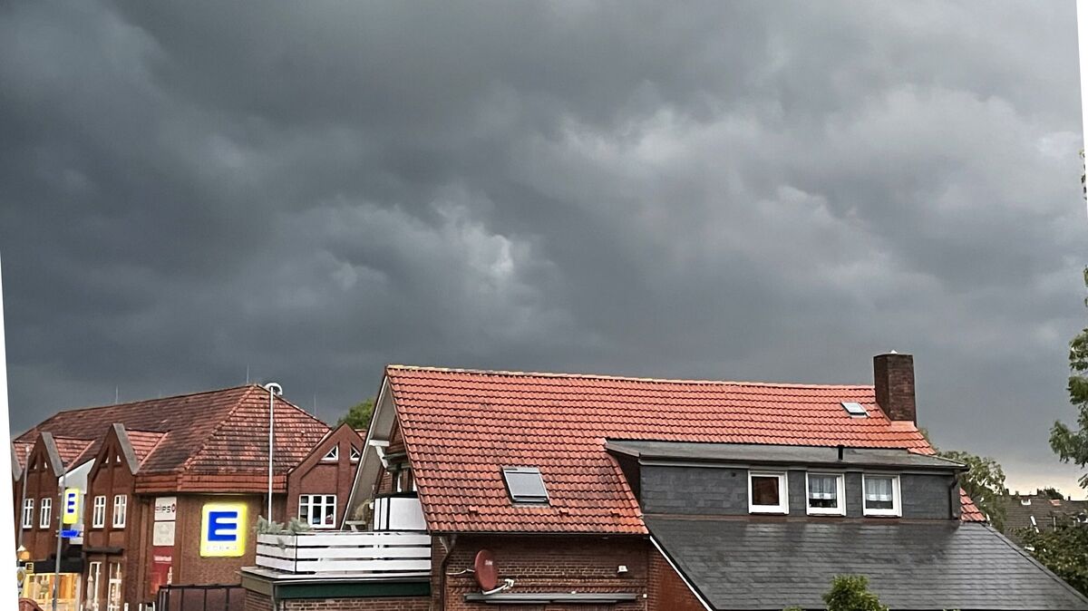 Auch in Otterndorf kündigte sich der Starkregen mit grauen Wolken an. Foto: Lütt