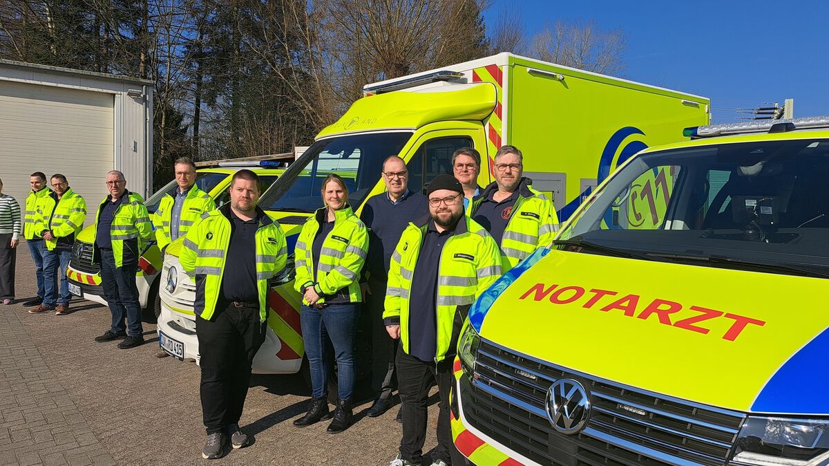 Notfallsanitäter mit RDC-Geschäftsführer Lars Oehmke (Zweiter von links) und Landrat Thorsten Krüger (SPD/Mitte) an der neuen Geschäftsstelle in Beverstedt. Foto: Iven