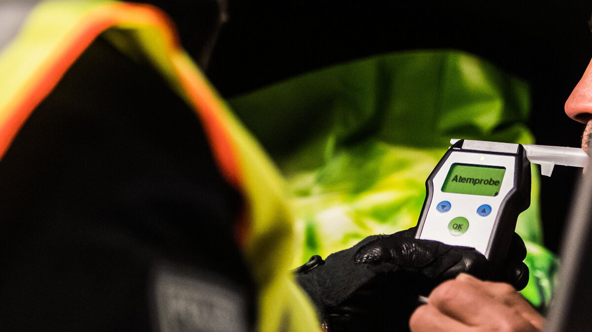 Beide Fahrer weisen beim Atemalkoholtest einen zu hohen Wert auf. Symbolfoto: dpa/Arnold