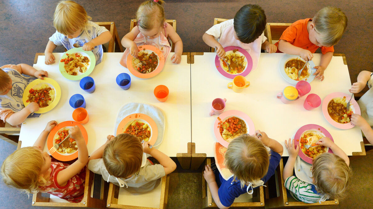 Kinder in der Kita genießen ihr gemeinsames Mittagessen - ein wichtiger Teil des pädagogischen Konzepts. Foto: Waltraud Grubitzsch