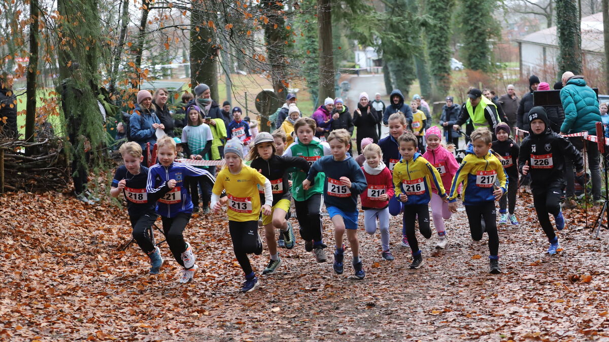 Start zum 1000 Meter-Kinderlauf. Der läuferische Nachwuchs nahm die Herausforderung nach dem Startschuss mit großem Elan an. Foto: Witthohn