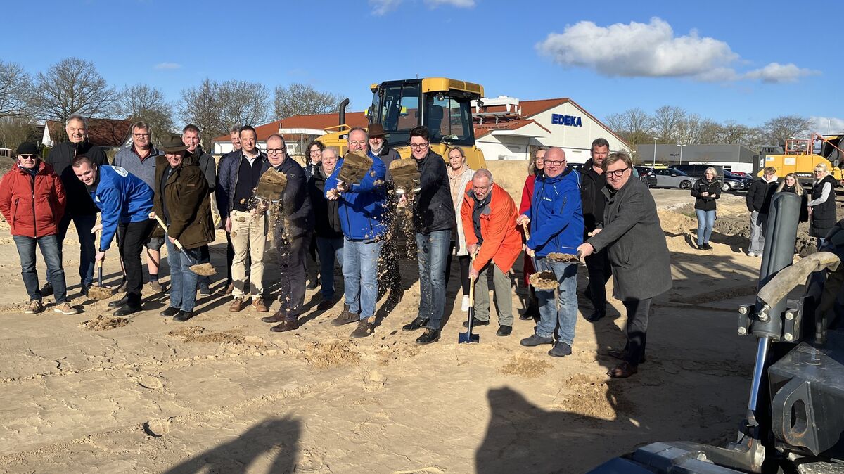 Bei strahlendem Wetter vollzogen Investoren, Behördenvertreterinnen und -vertreter und Lokalpolitik in Sichtweite des jetzigen Edeka-Markts den ersten Spatenstich. Foto: Reese-Winne