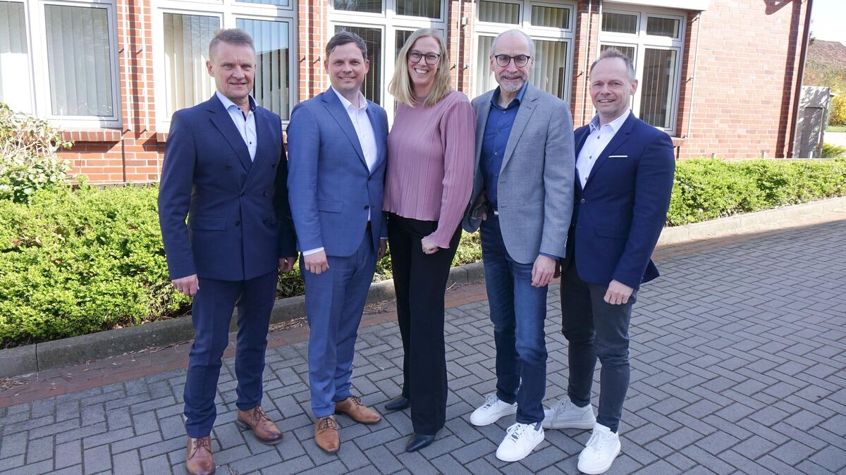 Die Vorstände der fusionierenden Banken: (v.l.n.r) Rainer Peters (VBFOA), Pascal Brandtjen (SpaDaKa), Jennifer Klug (VBFOA), Ingo Lafrenz (SpaDaKa) und Sven van Haren (VBFOA). Foto: Larschow