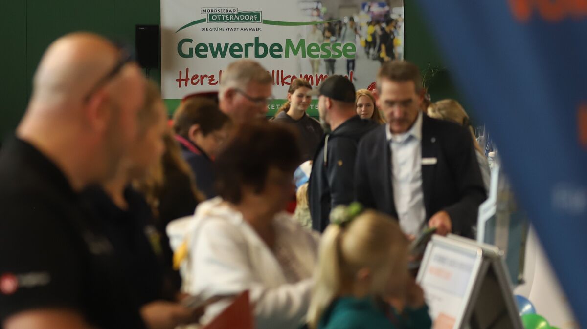"Gucken und klönen": Die Gewerbemesse in den Seelandhallen Achtern Diek zog schon in den Mittagsstunden Hunderte von Besuchern an. Foto: Larschow