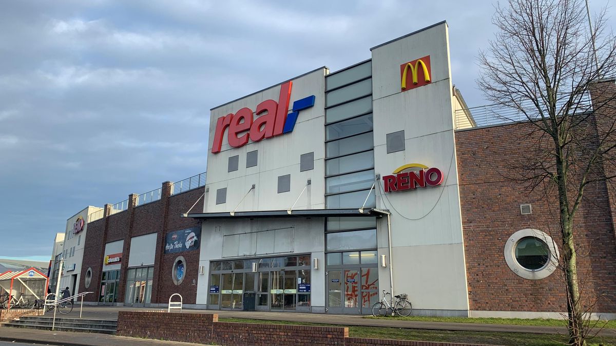 Noch immer hat sich kein Käufer für den ab Oktober frei werdenden Real-Markt in der Konrad-Adenauer-Allee gefunden. Ein Branchen-Fachmann sieht bei zwei Lebensmittelhändlern gute Chancen für eine Übernahme, bei zwei weiteren dagegen keine. Archivfoto: May