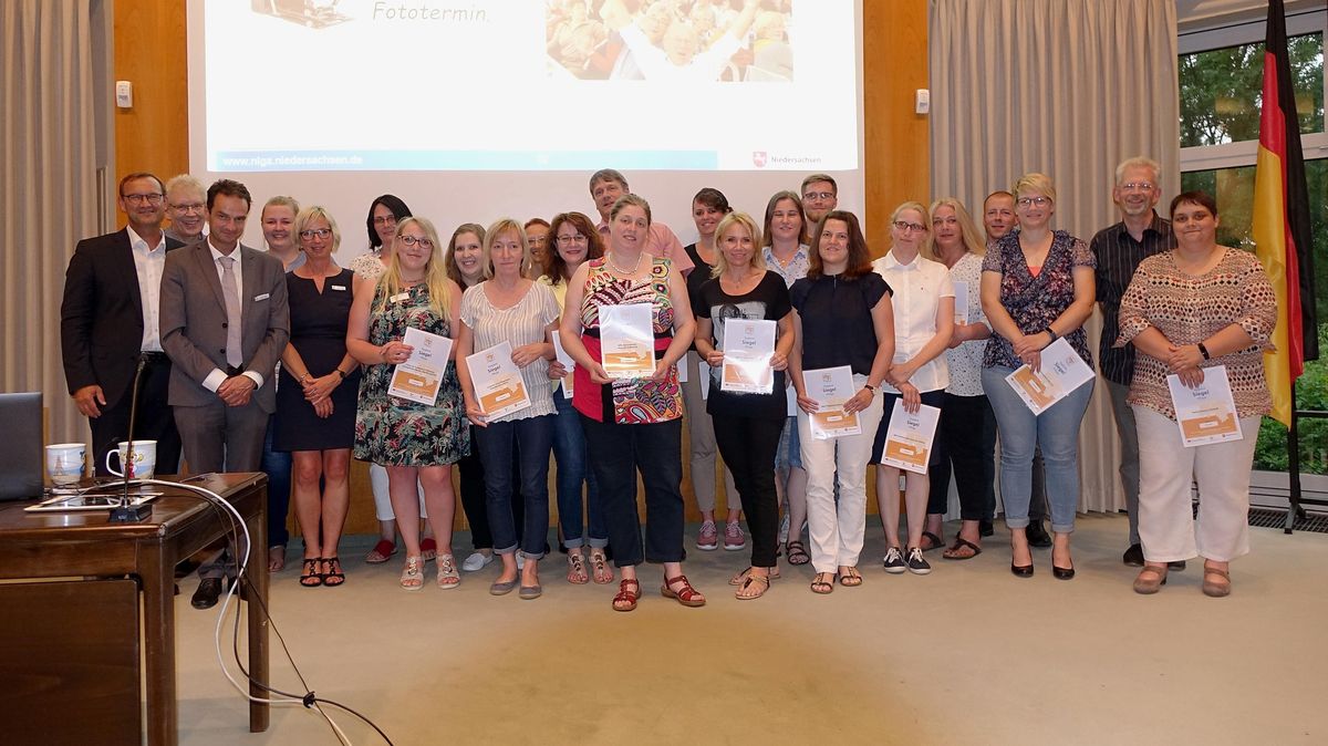 Mit viel Begeisterung nahmen die Vertreter der Alten- und Pflegeeinrichtungen aus den Landkreisen Cuxhaven und Stade ihre Hygienesiegel von der Gesundheitsmanagerin und Koordinatorin des Hygiene-Netzwerks, Kathrin Eymers (5. v. l.) entgegen. Fotos: Konken