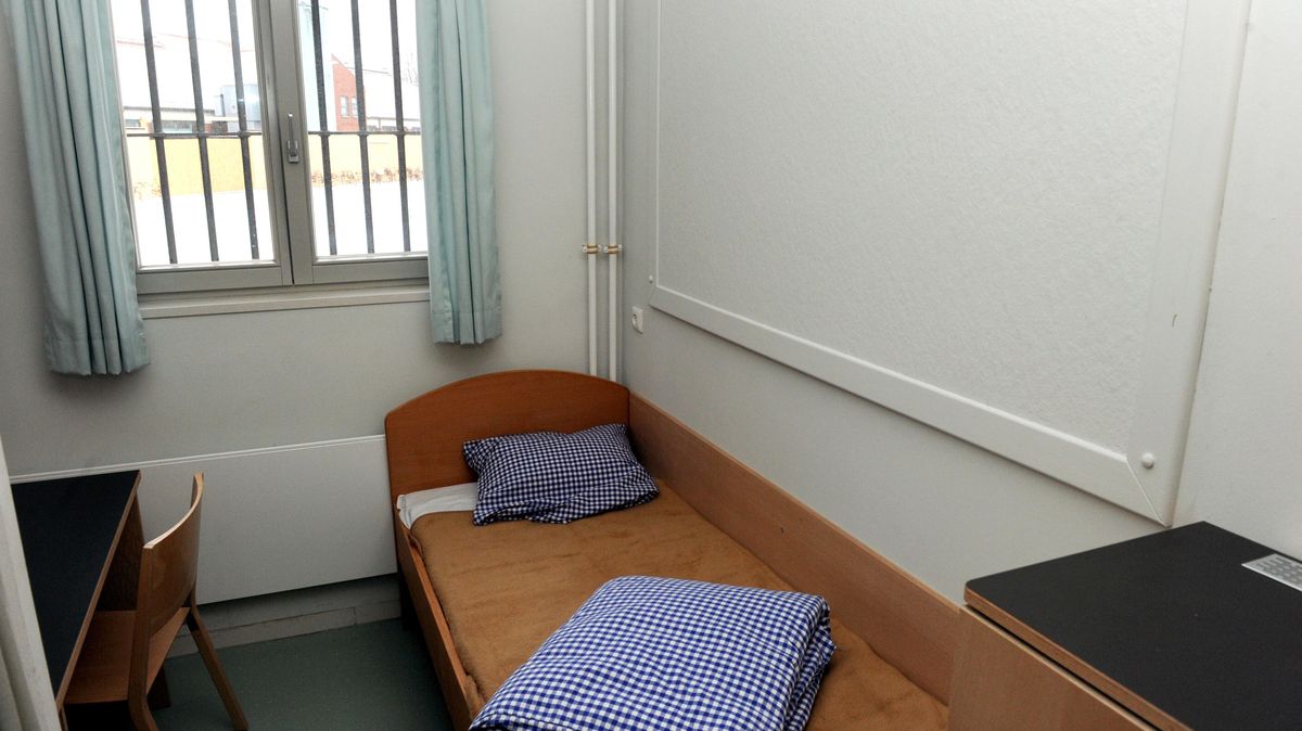 Wer hier lebt, sollte besser keine Angst vor engen Räumen haben. Eine Einzelzelle in der Justizvollzugsanstalt Bremervörde ist etwa neun Quadratmeter groß. Fast alles spielt sich hier für den Gefangenen ab. Hier verbringt er einen großen Teil seiner Zeit. Foto: Rehder