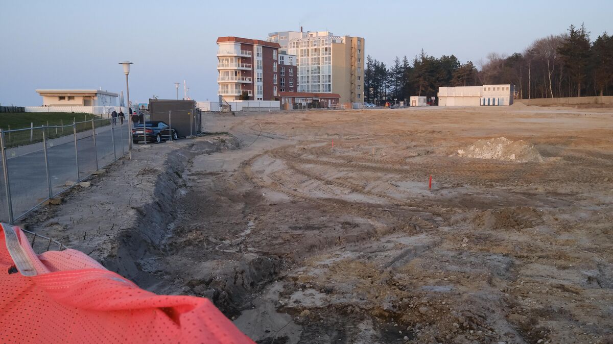 Blick über das Baufeld an der Duhner Spitze: Bis Ende kommenden Jahres (so der derzeitige Plan) soll hier ein Kombi-Bauvorhaben realisiert werden, das nicht nur die Segmente "Wohnen" und "Urlaub" bedient, sondern auch den Wachstumsmarkt Pflege berücksichtigt. Foto: Koppe
