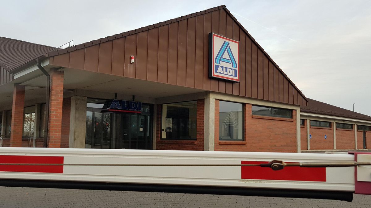 Der alte Aldi-Markt an der Cuxhavener Straße soll in Kürze abgerissen werden, um Platz für einen größeren Neubau zu schaffen. Die Eröffnung der neuen Filiale ist für den Sommer 2019 geplant. Foto: Mangels