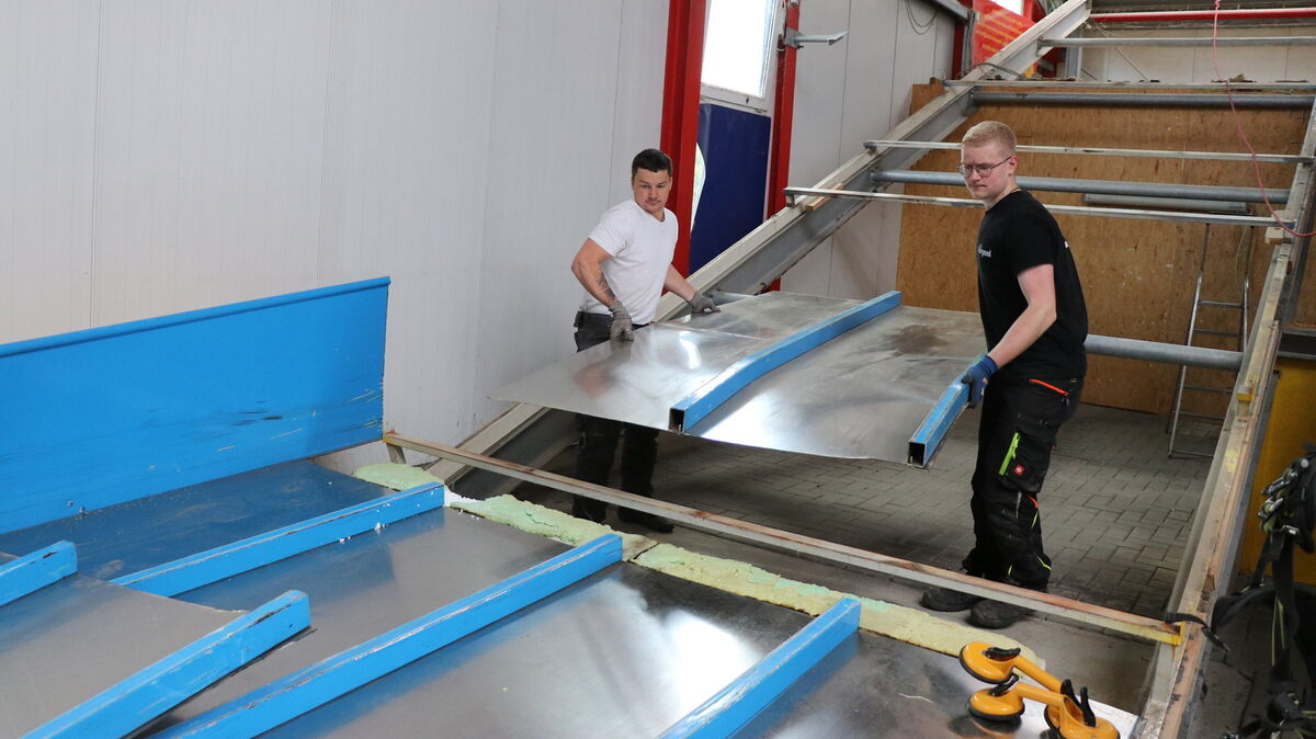 Die Konstruktionsmechaniker Ralf Hildesheim (rechts) und Tobias Machelett bauen die alte Wellenrutsche ab und machen Platz für ein neues Edelstahlspielgerät. Foto: Mangels