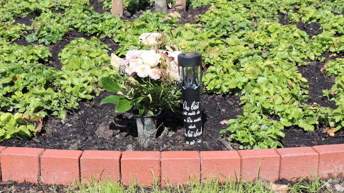 Die Bestattungskultur in Deutschland wandelt sich seit mehreren Jahren. Der Trend geht weg von der klassischen Erdbestattung in Särgen und hin zur Urnenbestattung. Die Samtgemeinde Land Hadeln will diesem Trend Rechnung tragen und hat auf den vier kommunalen Friedhöfen Urnengemeinschaftsgrabanlagen eingerichtet. Foto: Mangels