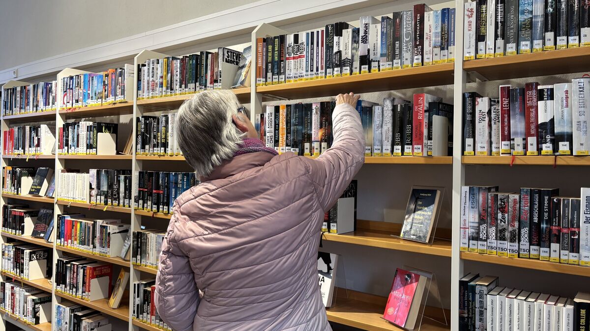 Eine Besucherin der Stadtbibliothek Otterndorf stöbert nach Lesestoff – ein wichtiger Ort für Bildung und Gemeinschaft. Foto: Grell