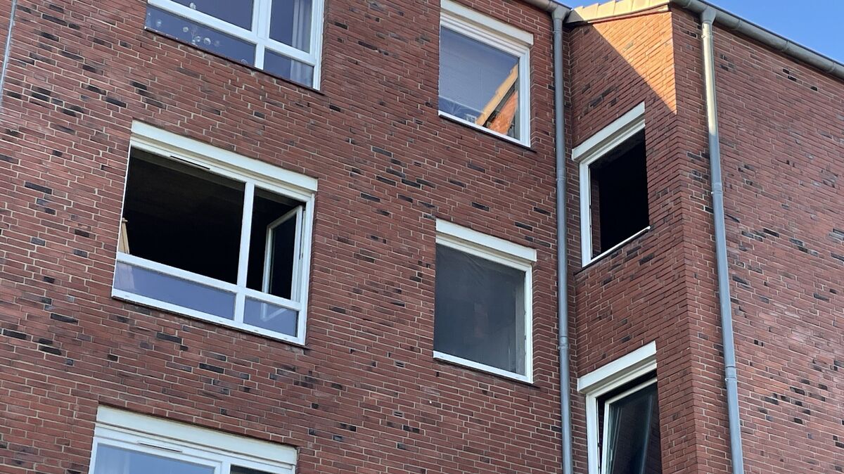 Polizei und Feuerwehr mussten in den Matthias-Claudius-Weg ausrücken, wo ein Mann Feuer in seiner Wohnung gelegt hatte. Es wird wegen schwerer Brandstiftung ermittelt. Foto: Reese-Winne