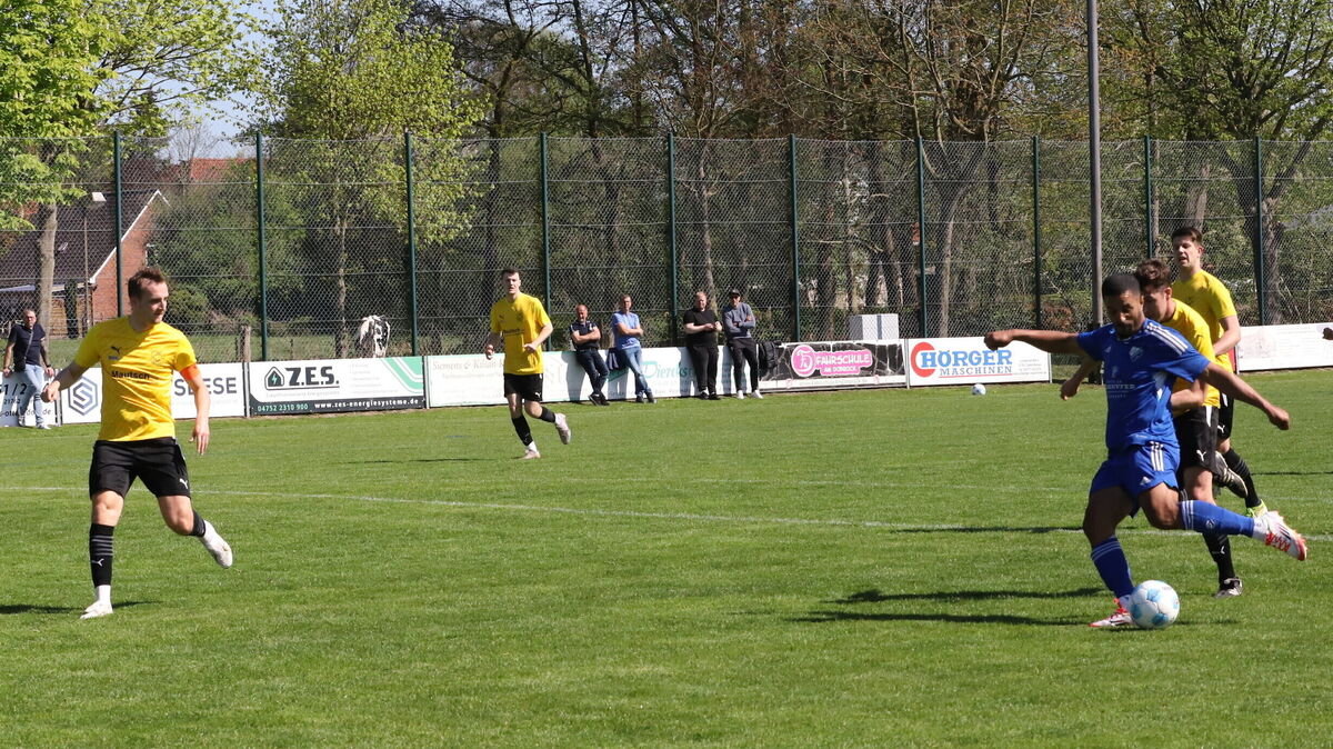 Najib Fatouch zieht ab. Sein Schuss wird noch abgefälscht und schlägt zur 1:0-Führung der Geversdorfer im Tor des TSV Apensen ein. Foto: Witthohn