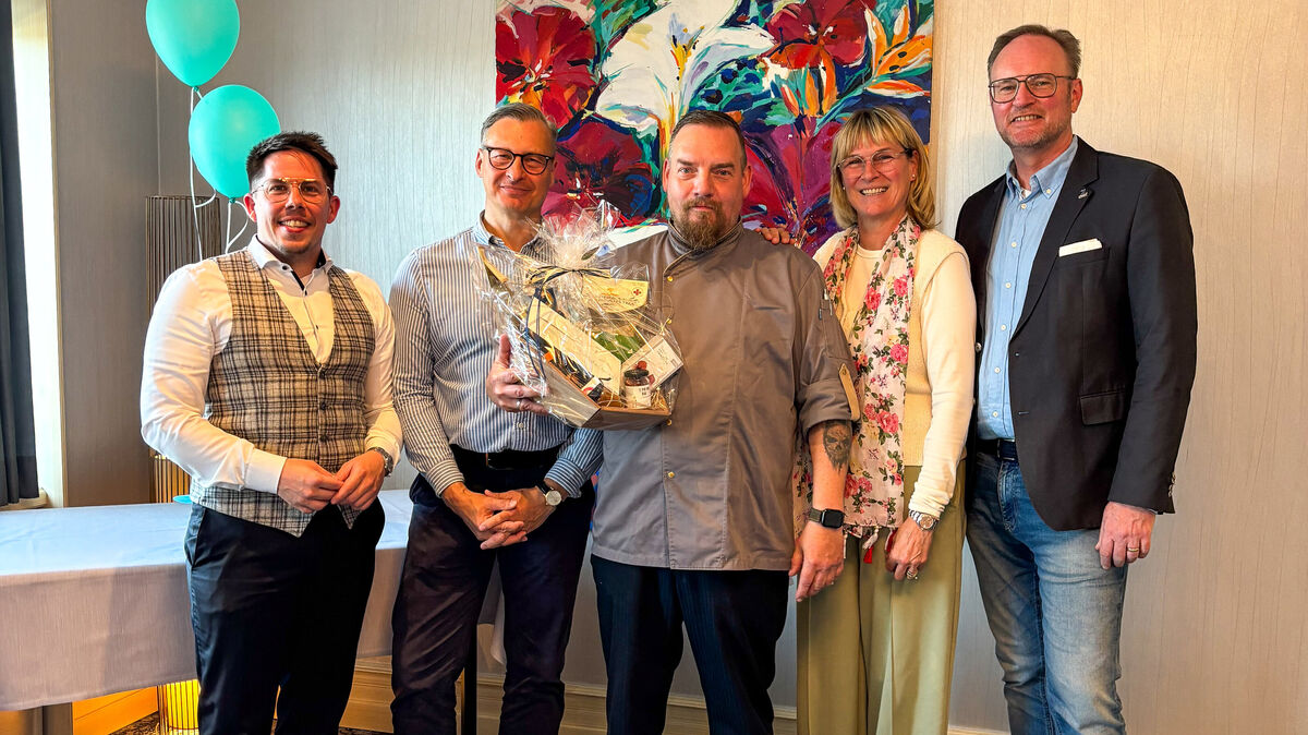 Jan Christian Minnich wurde für 25 Jahre Betriebszugehörigkeit geehrt. Mit ihm im Bild die Hoteldirektion des Strandhotels Duhnen (v.l.n.r.): Peter Kohlen, Thorsten Reh, Jan Christian Minnich, Annette und Kristian Kamp. Foto: Strandhotel Duhnen