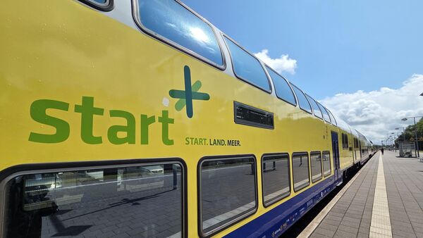 Bahnstrecke RE5 zwischen Cuxhaven und Hamburg - "Start Unterelbe" verschwindet
