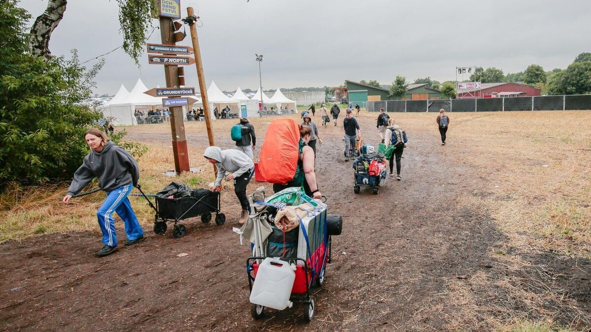 Mit Sack und Pack durch den Matsch zu ziehen, gehört einfach zum echten Festivalleben dazu. Egal ob Zelt, Regenjacke oder Bier: Der Weg über das Gelände wird zur kleinen Herausforderung, die alle mit Humor und guter Laune meistern. Foto: Max Bechmann