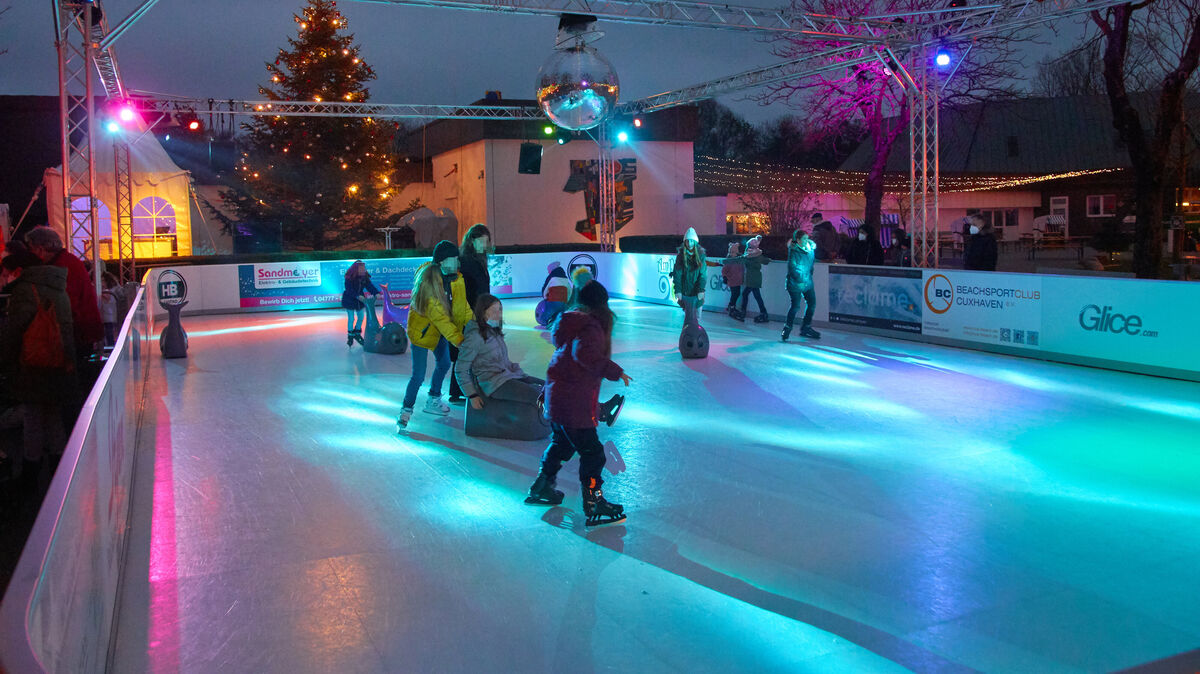Besonders um eine Eisbahn geht es bei der aktuellen Weihnachtsmarkt-Debatte. Archivfoto: Koppe