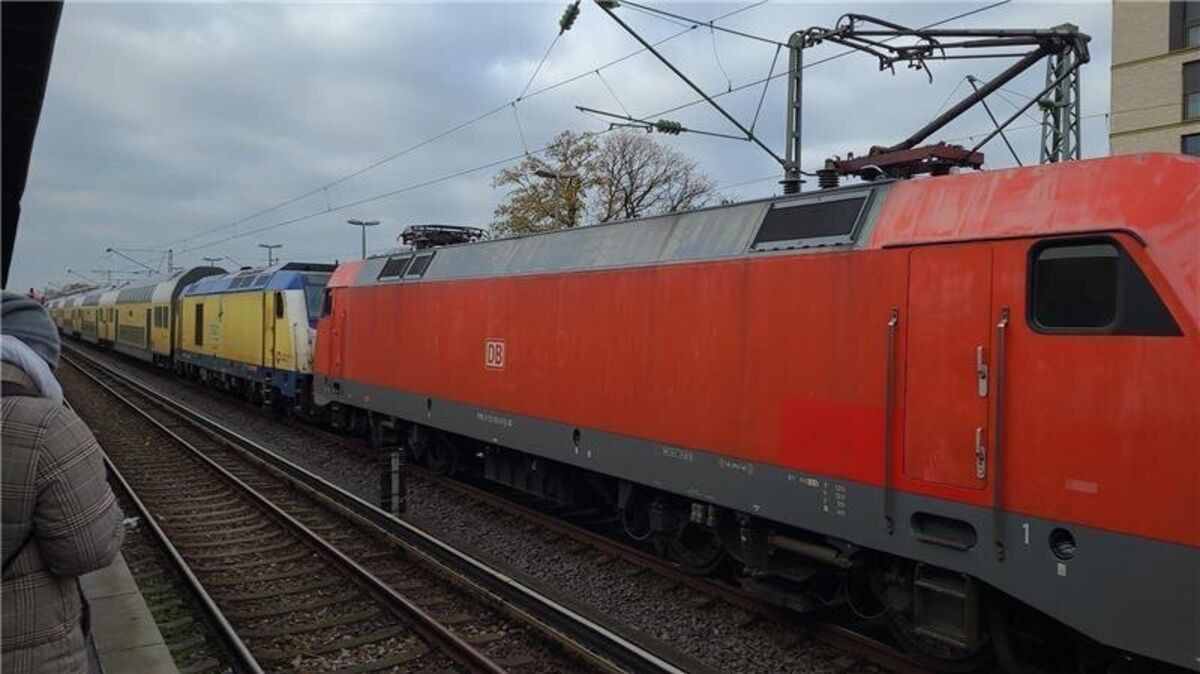 Der  schadhafte Zug wird von einer Diesellok in den Bahnhof Neugraben gezogen. Foto: Lüthje
