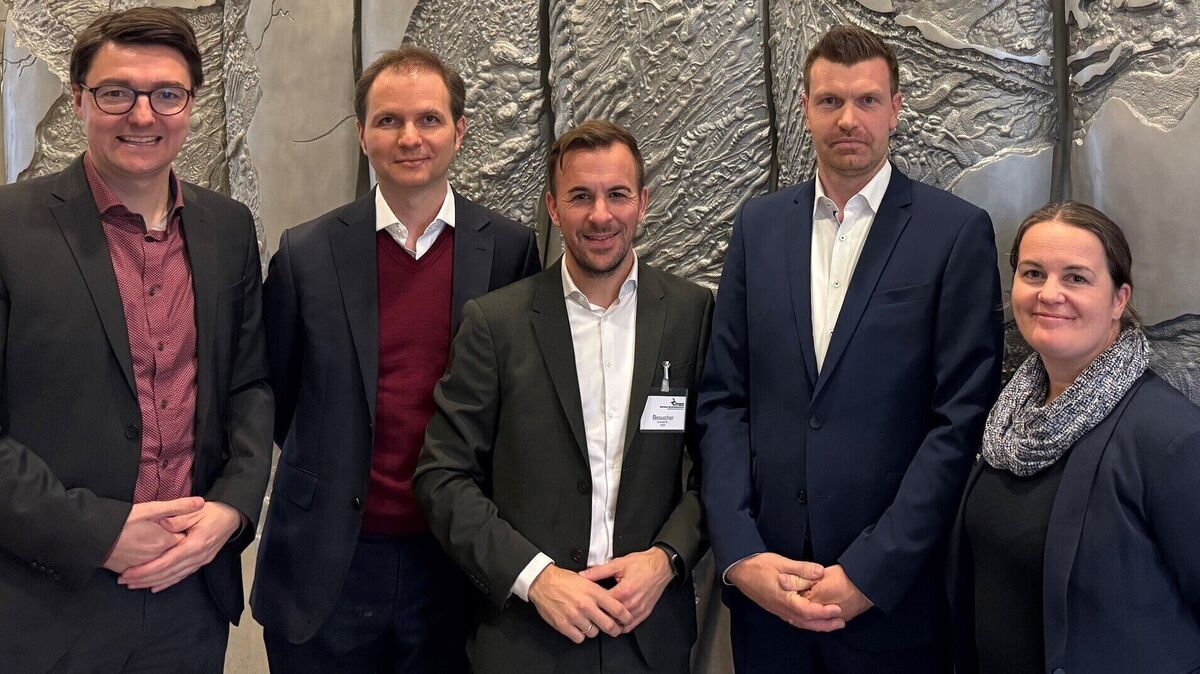 (v. l.) Christoph Frauenpreiß, Dr. Christopher Paun, Bastian Ernst mit dem Verwaltungsleiter des MSZ Tim Hedenkamp und der stellv. Koordinatorin GLZ-See Annika Kauschmann. Foto: VL MSZ