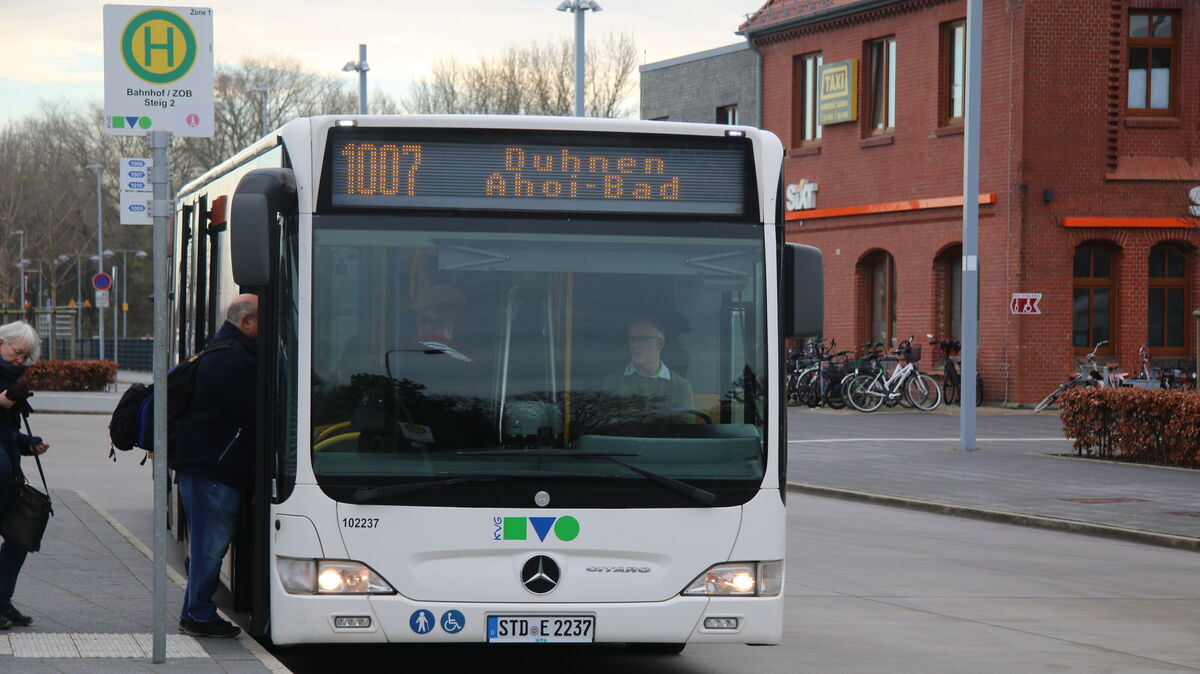 Beliebtes Ziel: Fahrgäste steigen am ZOB in einen Bus der KVG Richtung Duhnen Ahoi-Bad. Das neue Cuxhaven-Ticket hat die Fahrgastzahlen um 80 Prozent steigen lassen. Foto: Potschka