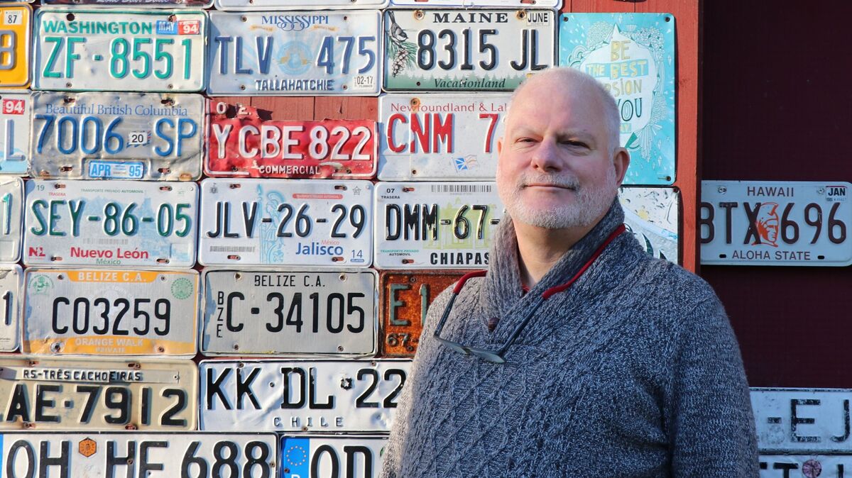 Hendrik Porath ist in seinem Leben weit herumgekommen, wie die Wand mit den internationalen Schildern und Autokennzeichen zeigt. Seit Oktober vergangenen Jahres ist der 56-Jährige der ehrenamtliche Behindertenbeauftragte in der Samtgemeinde Land Hadeln. Foto: Mangels