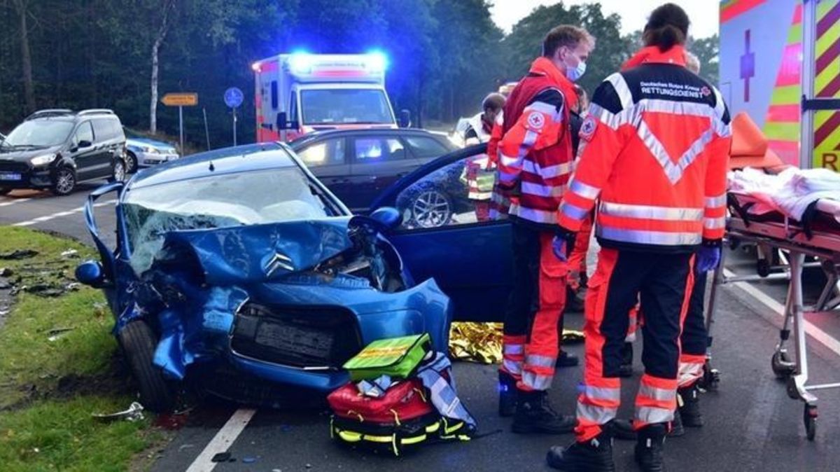 Die Notfallsanitäter betreuen die verletzte Unfallopfer. Foto: Beneke