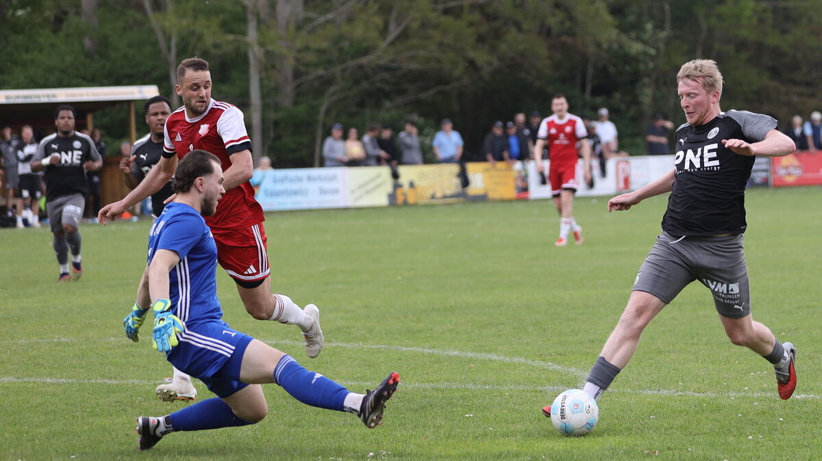 Niklas Menke erzielte in Sievern sein 20. Saisontor und brachte den FC Cuxhaven auf die Siegerstraße. Foto: Unruh