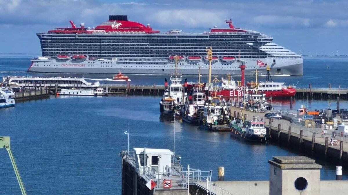 Die „Valiant Lady“ vor Cuxhaven: Das beeindruckende Kreuzfahrtschiff von Virgin Voyages ist exklusiv für Erwachsene. Foto: Christina Borst