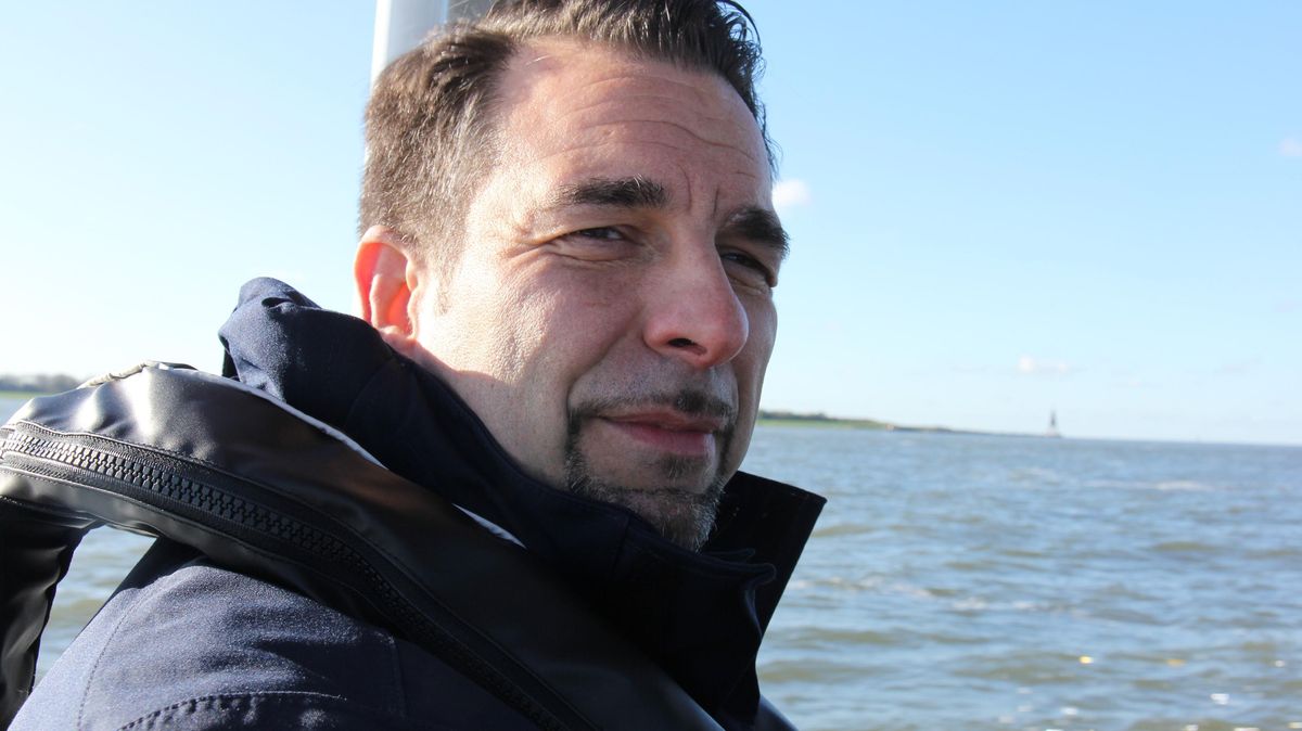 Michael Schimkatis (47) ist der neue Leiter der Bundespolizeiinspektion See in Cuxhaven. Am 20. November wird er offiziell in das neue Amt eingeführt. Foto: Sassen