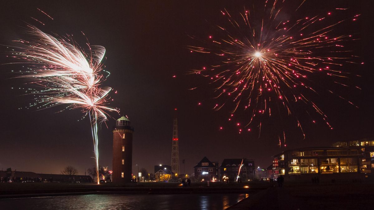 Cuxhaven ist mit einem pompösen Feuerwerk ins neue Jahr gerutscht. Foto: Adelmann