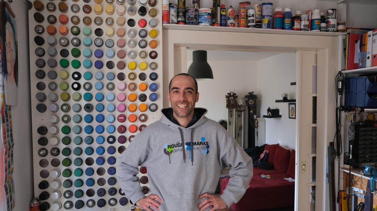 Niels Hertel in seiner Atelier-Wohnung: Die Spray-Dosen hinter ihm und die Kuckucksuhren im Hintergrund verraten schon - hier wohnt ein Künstler. Foto: Wohltmann