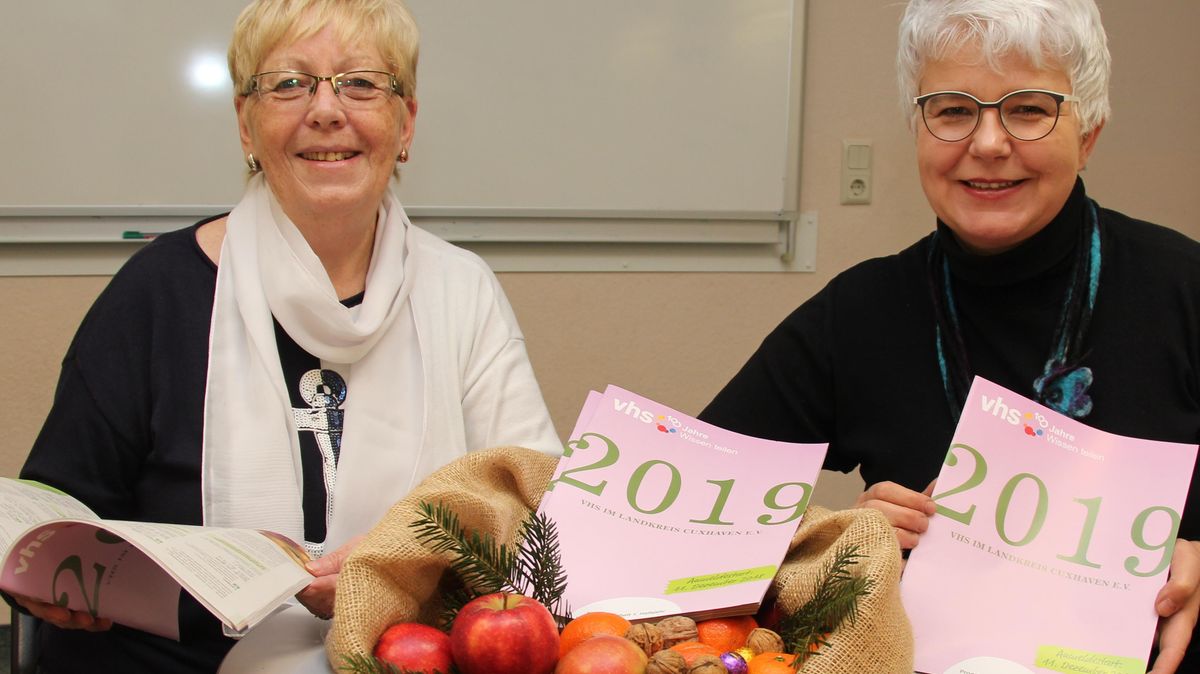 Fachbereichs-Leiterin Inga Herrmann (rechts) und Aufsichtsrat-Vorsitzende Annette Faße stellten das neue VHS-Programm vor. Foto: Mangels