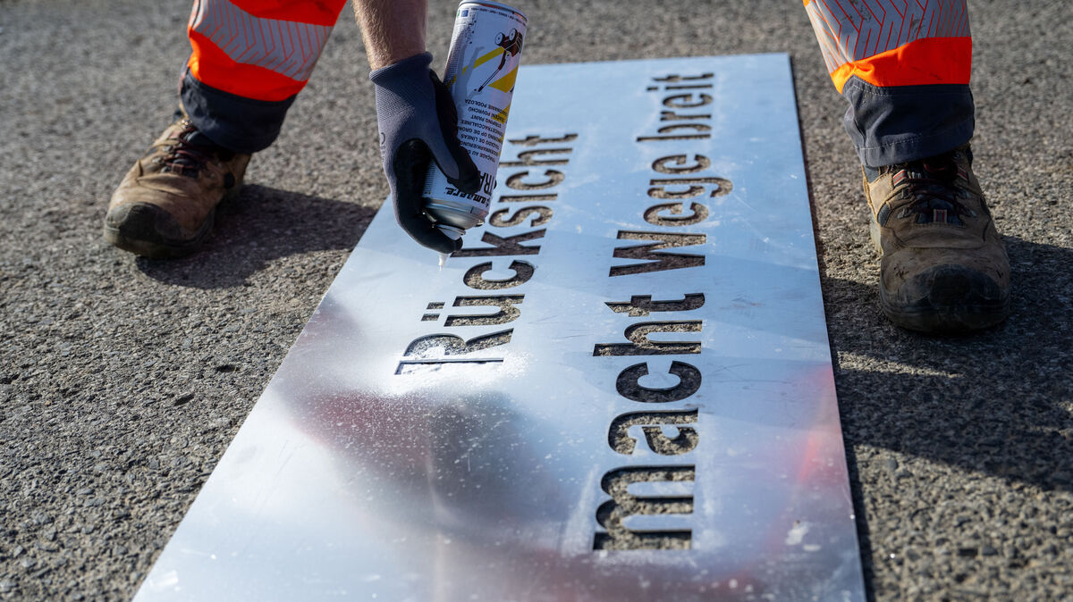 Der Mitarbeiter eines Bauhofs sprüht den Schriftzug "Rücksicht macht Wege breit" auf einen Feldweg. Hintergrund: Es kommt immer häufiger zu Konflikten zwischen Spaziergängern und Radfahrern. Foto: dpa/Bayer