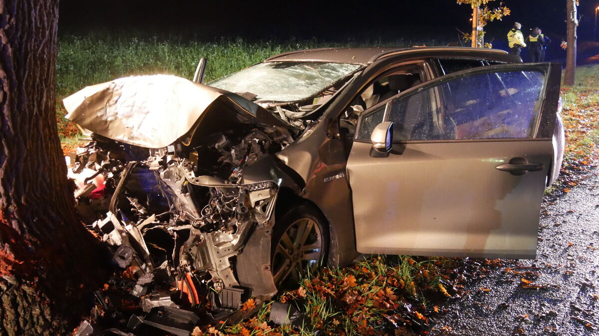 Auf ihrem Weg von der Wingst in Richtung Weißenmoor verlor eine 56-jährige Frau aus Cadenberge aus bislang ungeklärter Ursache die Kontrolle über ihr Fahrzeug und prallte frontal gegen einen Baum. Foto: Lange