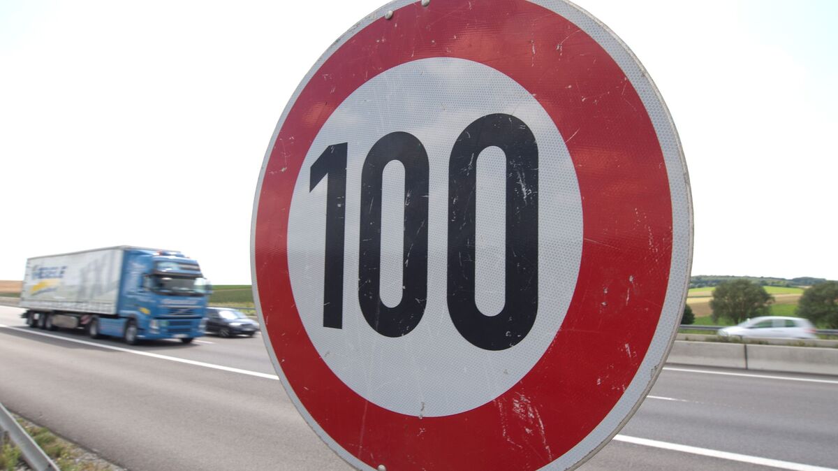 Seit Anfang Februar gilt auf der A27 zwischen den Anschlussstellen Neuenwalde und Nordholz Tempo 100. Foto: Kahnert/dpa
