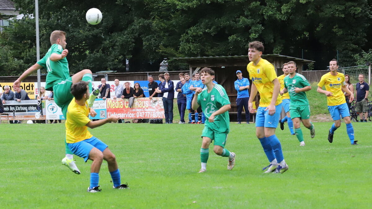 Einsatz war Trumpf am vergangenen Spieltag der Kreisliga in der Partie zwischen der SG Am Dobrock (grüne Trikots) und dem TSV Otterndorf (2:2). Foto: Witthohn