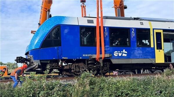 Bahn-Unfall im Kreis Stade: Die aufwendige Wasserstoffzug-Bergung