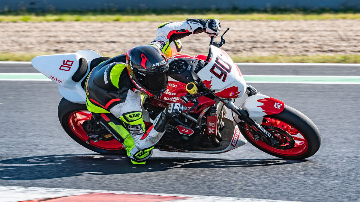 Jochen Mader in Aktion: Der Hechthausener Motorradpilot gibt beim Saisonfinale des Twin Cups trotz Verletzungen alles. Foto: Aleksander Bala