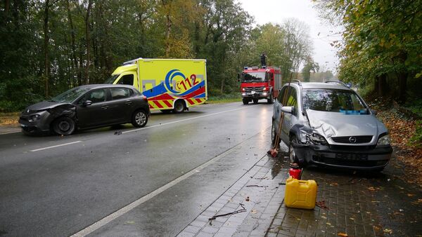 Unfall auf der B73 in der Wingst: Verletzte nach Wendemanöver - Strecke voll gesperrt