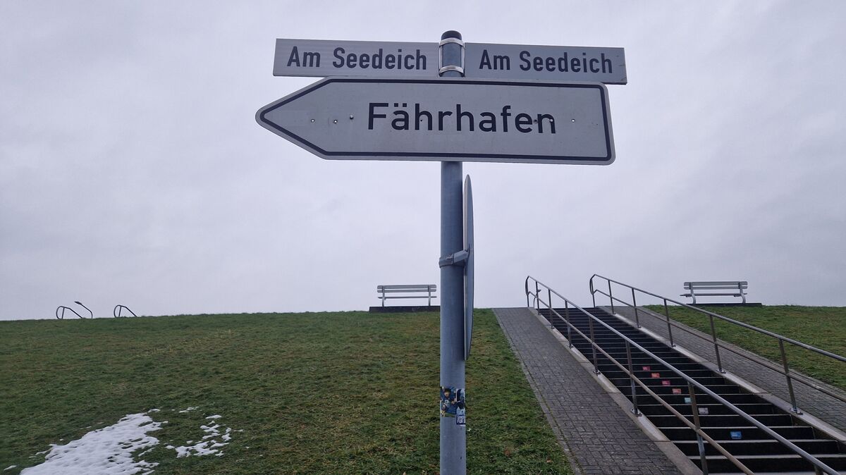 Am Seedeich in Cuxhaven: In dieser Straße sind 43 Haushalte von einem Vodafone-Ausfall betroffen. Foto: Larschow