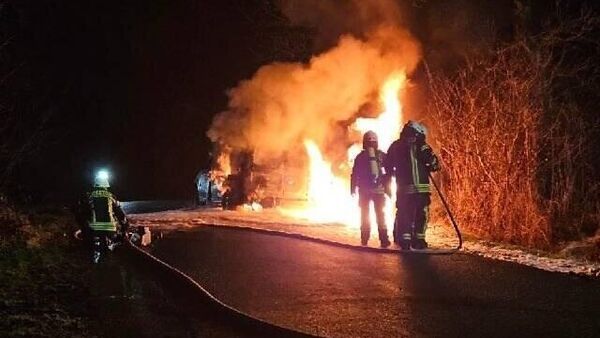 Flammen auf der L119 im Kreis Cuxhaven: Auto gerät während der Fahrt in Brand