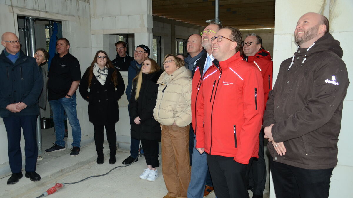 Sparkassen-Vorstandsvorsitzender Kai Mangels (2.v.r.) und Verwaltungsratschef Uwe Santjer sowie Verwaltungsratsmitglied Beatrice Lohmann und weitere Gäste verfolgen den Richtspruch für die neue Sparkassenzweigstelle in Altenbruch. Fotos: Rohde