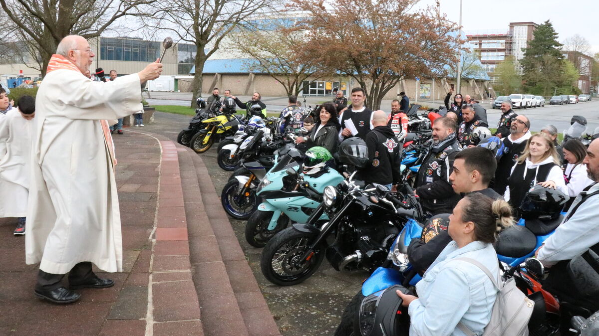 Mit Glaube und Gas: Beim ersten deutsch-portugiesischen Motorradgottesdienst in Cuxhaven wurden Biker und ihre Maschinen von Pfarrer Christian Piegenschke gesegnet. Foto: Mangels