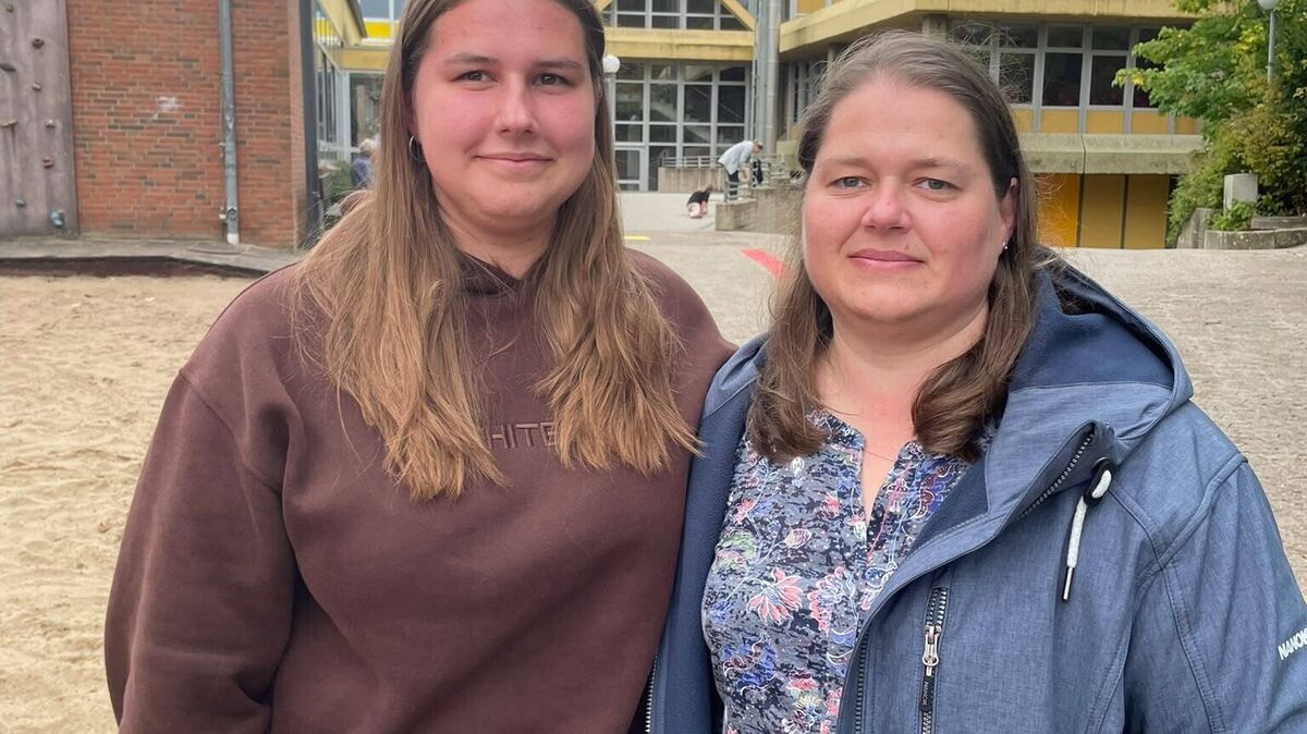 Erstwähllerin Ina (16) mit ihrer Mutter Birte vor dem Wahllokal Grundsvchule Cadenberge.
